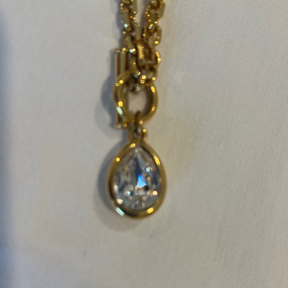 Elegant Gold Necklace with Teardrop Pendant